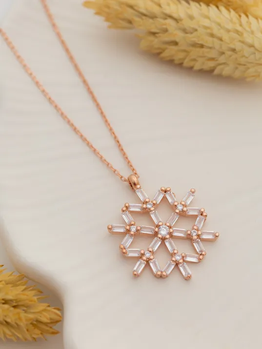 Kadın Gümüş Kolye - Kadın Rose Renk Baget Taşlı Kar Tanesi Gümüş Kolye Kadın Gümüş Kolye - Kadın Rose Renk Baget Taşlı Kar Tanesi Gümüş Kolye
