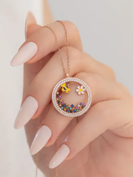 Kadın Gümüş Kolye - Arı Ve Papatya Figürlü Rose Renk Zirkon Taşlı Yuvarlak Model Gümüş Kolye Kadın Gümüş Kolye - Arı Ve Papatya Figürlü Rose Renk Zirkon Taşlı Yuvarlak Model Gümüş Kolye