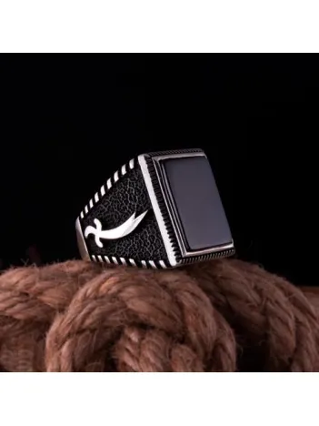 Erkek Gümüş Yüzük Hz. Ali Zülfikar Kılıcı İşlemeli Siyah Oniks Taşlı Erkek Gümüş Yüzük