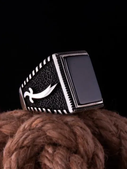 Erkek Gümüş Yüzük Hz. Ali Zülfikar Kılıcı İşlemeli Siyah Oniks Taşlı Erkek Gümüş Yüzük