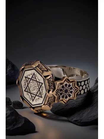 Erkek Hz Süleyman Mührü İşlemeli Yanı Kalkan Motifli 925 Ayar Gümüş Yüzük Erkek Hz Süleyman Mührü İşlemeli Yanı Kalkan Motifli 925 Ayar Gümüş Yüzük