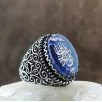 Kişiye Nasihat Olarak Ölüm Yeter Yazılı Mavi Mineli Gümüş Erkek Yüzük GYZGMSFGUMU Kişiye Nasihat Olarak Ölüm Yeter Yazılı Mavi Mineli Gümüş Erkek Yüzük GYZGMSFGUMU