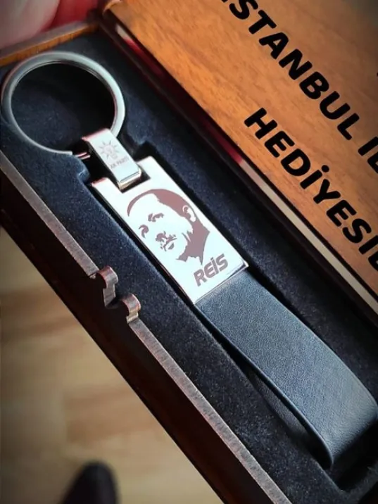 Kişiye Özel Recep Tayyip Erdoğan Figürlü AK Parti Logolu Çelik Anahtarlık Kişiye Özel Recep Tayyip Erdoğan Figürlü AK Parti Logolu Çelik Anahtarlık