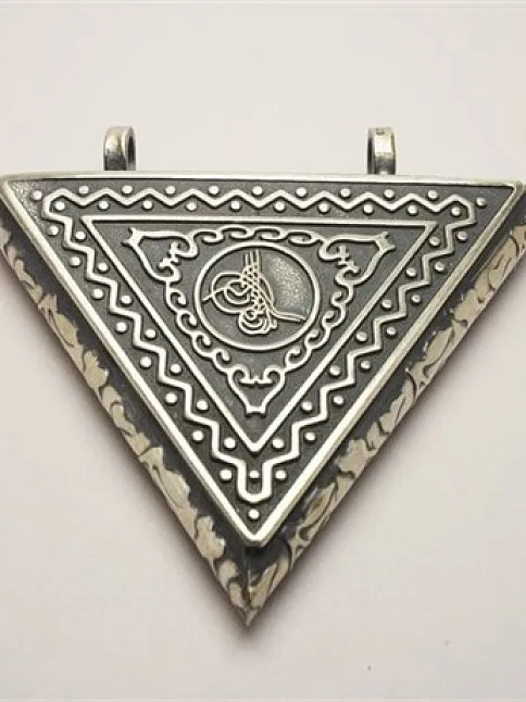 Tuğralı Otantik Figürlü Erkek Gümüş Cevşen Muska Kolye Haznesi Büyük Boy Tuğralı Otantik Figürlü Erkek Gümüş Cevşen Muska Kolye Haznesi Büyük Boy