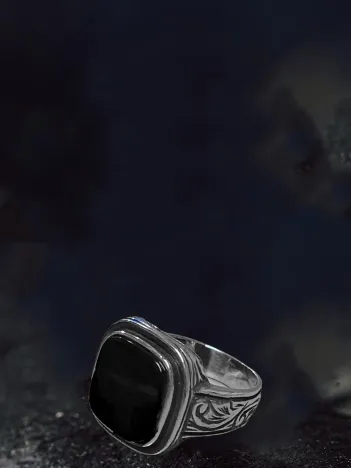 Erkek Gümüş Yüzük - Siyah Oniks Taşlı Kare Model Yanları İşlemeli Erkek Yüzük