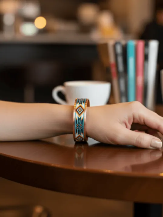 Kadın Bakır Bileklik - Polka Model Özel Baskı Metal Kutu Ve Kuvars Taşı Kadın Bakır Bileklik - Polka Model Özel Baskı Metal Kutu Ve Kuvars Taşı