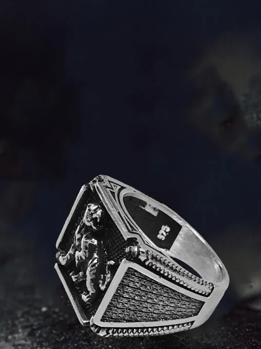 Erkek Gümüş Yüzük - Nokta İşlemeli Kaplan Kabartmalı Yanları Şerit Erkek Yüzük Erkek Gümüş Yüzük - Nokta İşlemeli Kaplan Kabartmalı Yanları Şerit Erkek Yüzük