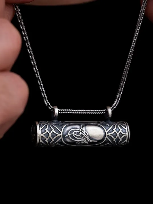 Osmanlı Tuğralı Orta Boy Gümüş Erkek Muska Kolye Cevşen Haznesi Osmanlı Tuğralı Orta Boy Gümüş Erkek Muska Kolye Cevşen Haznesi