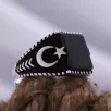 Siyah Oniks Kare Taşlı Ay Yıldız İşlemeli Özel Seri Erkek Gümüş Yüzük Siyah Oniks Kare Taşlı Ay Yıldız İşlemeli Özel Seri Erkek Gümüş Yüzük