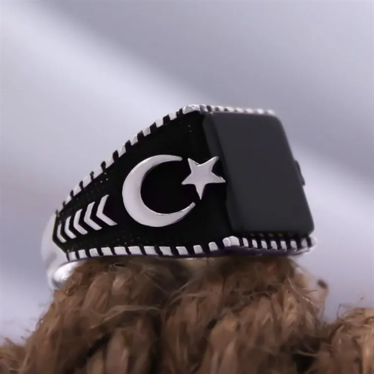 Siyah Oniks Kare Taşlı Ay Yıldız İşlemeli Özel Seri Erkek Gümüş Yüzük Siyah Oniks Kare Taşlı Ay Yıldız İşlemeli Özel Seri Erkek Gümüş Yüzük