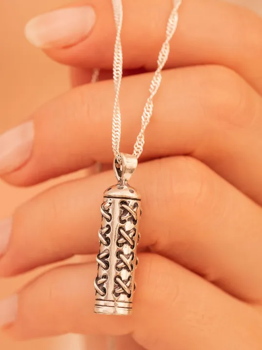 Gümüş Dikiş Motifli Muska Cevşen Kolye