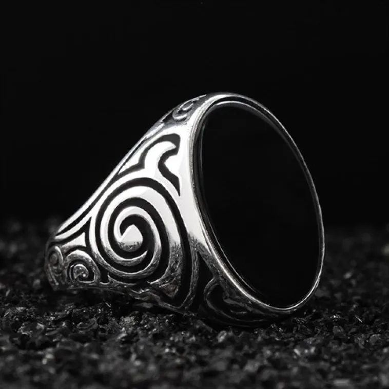 Siyah Oniks Taşlı Geometrik Desen Özel Seri Erkek Gümüş Yüzük Siyah Oniks Taşlı Geometrik Desen Özel Seri Erkek Gümüş Yüzük