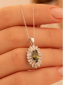 Kadın Gümüş Kolye - Damla Model Zultanit Taşlı Baget Süslemeli Rodyumlu Kadın Kolye