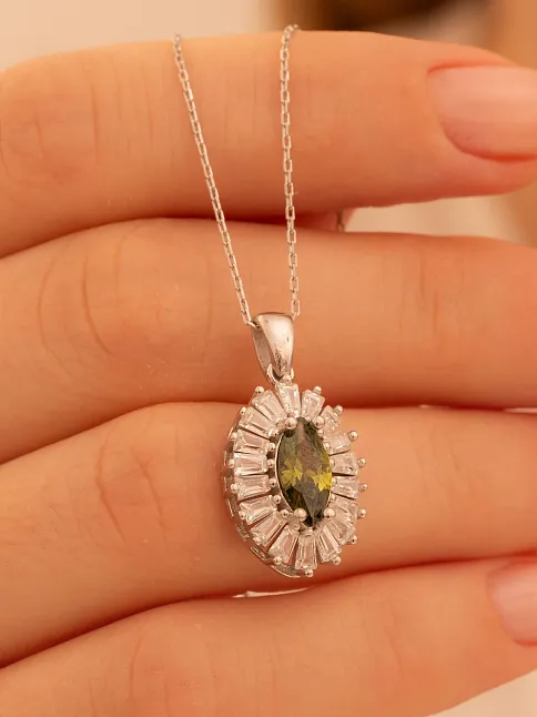 Kadın Gümüş Kolye - Damla Model Zultanit Taşlı Baget Süslemeli Rodyumlu Kadın Kolye