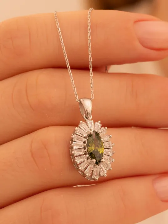 Kadın Gümüş Kolye - Damla Model Zultanit Taşlı Baget Süslemeli Rodyumlu Kadın Kolye Kadın Gümüş Kolye - Damla Model Zultanit Taşlı Baget Süslemeli Rodyumlu Kadın Kolye