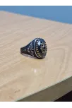 Erkek Gümüş Yüzük - 925 Ayar Gümüş Oniks Taşlı Yanı Kadüse Amblemi İşlemeli Erkek Yüzük