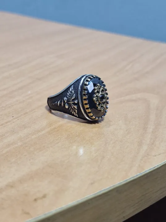 Erkek Gümüş Yüzük - 925 Ayar Gümüş Oniks Taşlı Yanı Kadüse Amblemi İşlemeli Erkek Yüzük