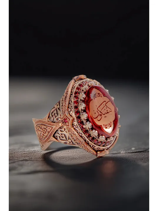 Kırmızı Kehribar Taşlı Dualı Erkek Gümüş Yüzük 925 Ayar Kün Fe Yekün Yazılı Kırmızı Kehribar Taşlı Dualı Erkek Gümüş Yüzük 925 Ayar Kün Fe Yekün Yazılı
