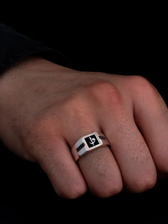 Erkek Gümüş Yüzük - Vav Elif Yazılı Taşlı İnce Kibar Erkek Yüzüğü Erkek Gümüş Yüzük - Vav Elif Yazılı Taşlı İnce Kibar Erkek Yüzüğü