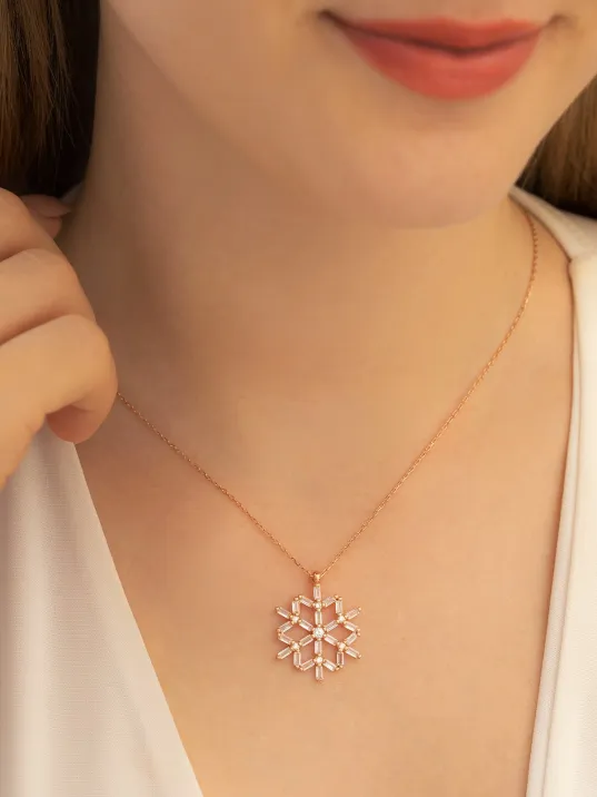 Kadın Gümüş Kolye - Kadın Rose Renk Baget Taşlı Kar Tanesi Gümüş Kolye Kadın Gümüş Kolye - Kadın Rose Renk Baget Taşlı Kar Tanesi Gümüş Kolye