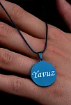 Erkek Çelik Kolye - Parlament Mavisi İsim Yazılabilir Yuvarlak Model Çelik Kolye