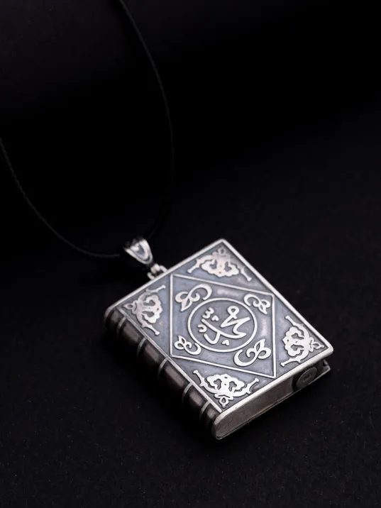 Erkek Gümüş Kolye - Orta Boy Gümüş Allah Ve Muhammed Yazılı Kitap Model Muska Haznesi Cevşen Erkek Gümüş Kolye - Orta Boy Gümüş Allah Ve Muhammed Yazılı Kitap Model Muska Haznesi Cevşen