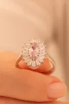 Kadın Gümüş Yüzük - Damla Model Pembe Zirkon Taşlı Baget Süslemeli Rodyumlu Kadın Yüzük Kadın Gümüş Yüzük - Damla Model Pembe Zirkon Taşlı Baget Süslemeli Rodyumlu Kadın Yüzük