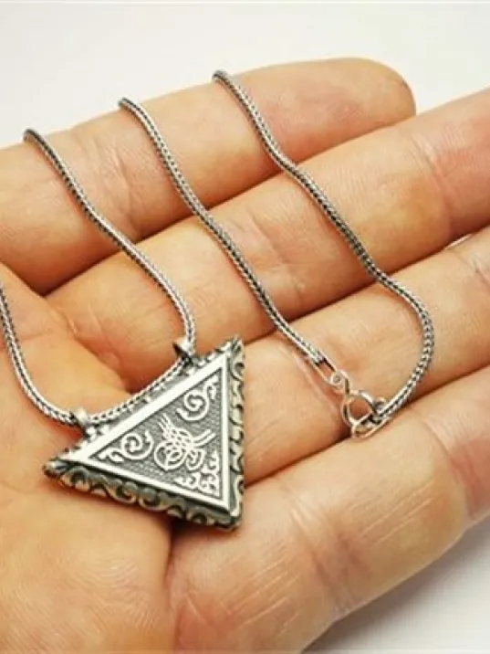 Küçük Boy Üçgen Gümüş Cevşen Muska Haznesi Erkek Kolye Zincir