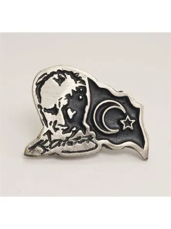 Atatürk İmzalı Siluetli Ve Bayraklı Gümüş Rozet Atatürk İmzalı Siluetli Ve Bayraklı Gümüş Rozet