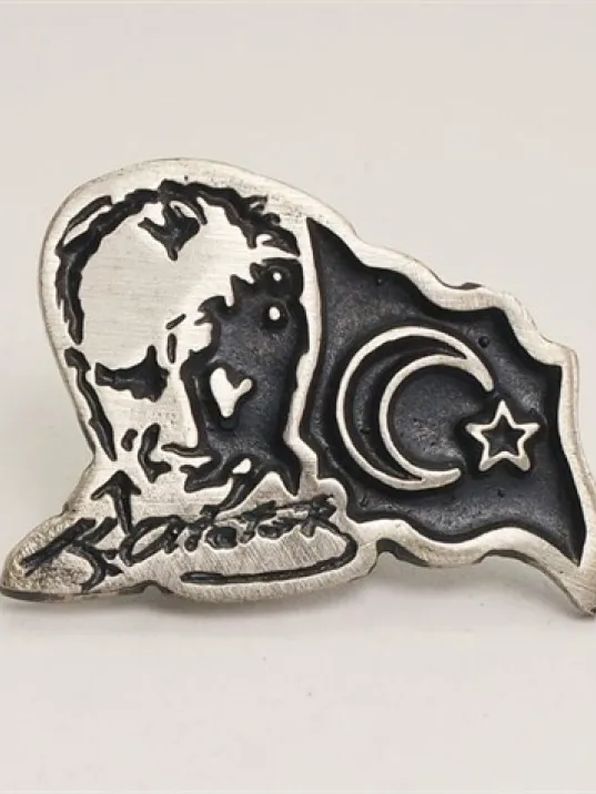 Atatürk İmzalı Siluetli Ve Bayraklı Gümüş Rozet Atatürk İmzalı Siluetli Ve Bayraklı Gümüş Rozet