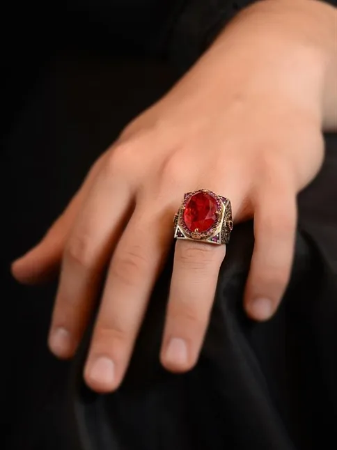 Garnet Taşlı Yanı İşlemeli Erkek Gümüş Yüzük Garnet Taşlı Yanı İşlemeli Erkek Gümüş Yüzük