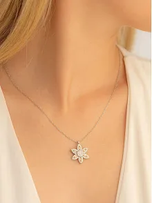 Kadın Gümüş Kolye - Zirkon Taşlı Dönen 6 Yapraklı Çiçek Model Gümüş Kolye