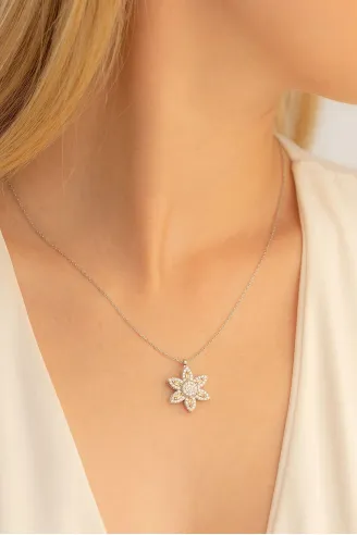 Kadın Gümüş Kolye - Zirkon Taşlı Dönen 6 Yapraklı Çiçek Model Gümüş Kolye