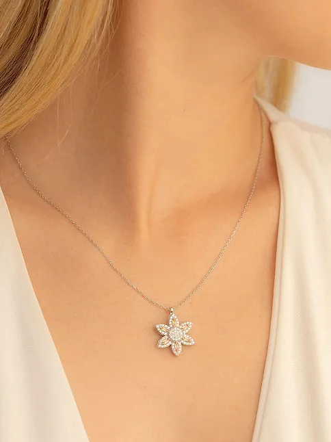 Kadın Gümüş Kolye - Zirkon Taşlı Dönen 6 Yapraklı Çiçek Model Gümüş Kolye