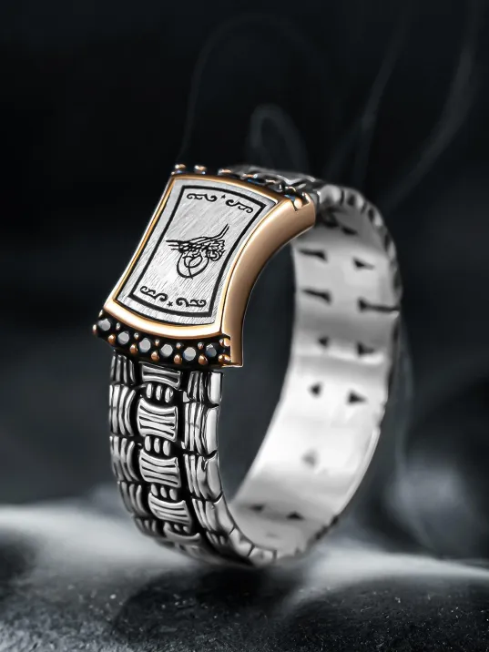 Erkek Gümüş Yüzük - Örgü Model Zirkon Taşlı Osmanlı Tuğrası İşlemeli Erkek Yüzük Erkek Gümüş Yüzük - Örgü Model Zirkon Taşlı Osmanlı Tuğrası İşlemeli Erkek Yüzük