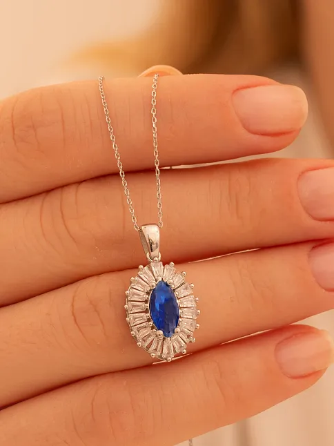 Kadın Gümüş Kolye - Damla Model Safir Taşlı Baget Süslemeli Rodyumlu Kadın Kolye