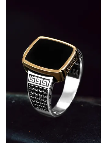 Erkek Gümüş Yüzük - Düz Oniks Taşlı Yanı Grek Desenli Erkek Yüzük