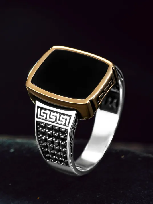 Erkek Gümüş Yüzük - Düz Oniks Taşlı Yanı Grek Desenli Erkek Yüzük Erkek Gümüş Yüzük - Düz Oniks Taşlı Yanı Grek Desenli Erkek Yüzük