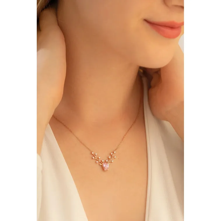 Kadın Gümüş Kolye - Pembe Taşlı Geyik Kafası Motifli Rose Altın Kaplama Gümüş Kolye Kadın Gümüş Kolye - Pembe Taşlı Geyik Kafası Motifli Rose Altın Kaplama Gümüş Kolye