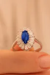Kadın Gümüş Yüzük - Damla Model Safir Taşlı Baget Süslemeli Rodyumlu Kadın Yüzük Kadın Gümüş Yüzük - Damla Model Safir Taşlı Baget Süslemeli Rodyumlu Kadın Yüzük