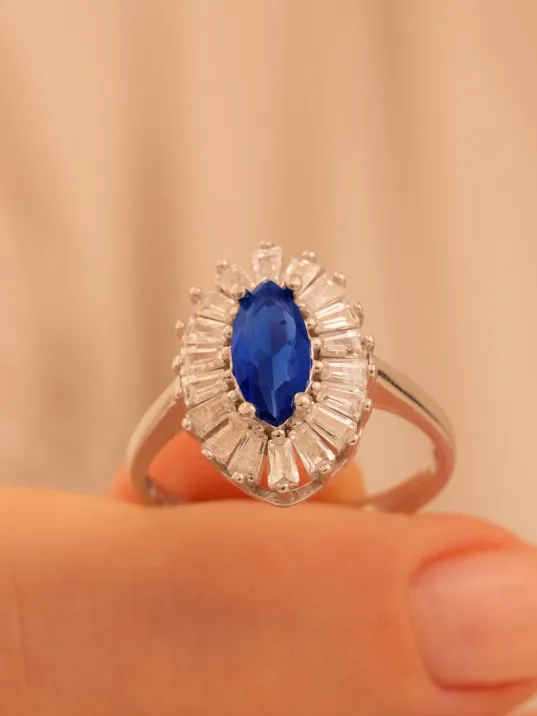 Kadın Gümüş Yüzük - Damla Model Safir Taşlı Baget Süslemeli Rodyumlu Kadın Yüzük Kadın Gümüş Yüzük - Damla Model Safir Taşlı Baget Süslemeli Rodyumlu Kadın Yüzük