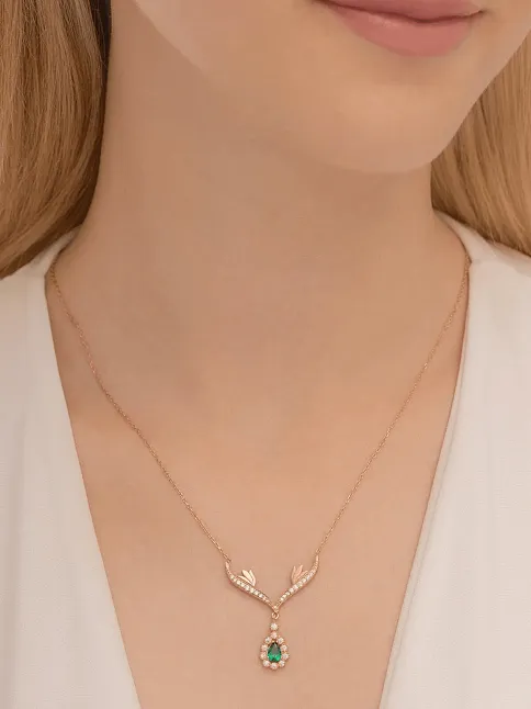 Kadın Gümüş Kolye - 925 Ayar Rose Kaplama Kanatlı Zümrüt Taşlı Damla Model Kadın Kolye