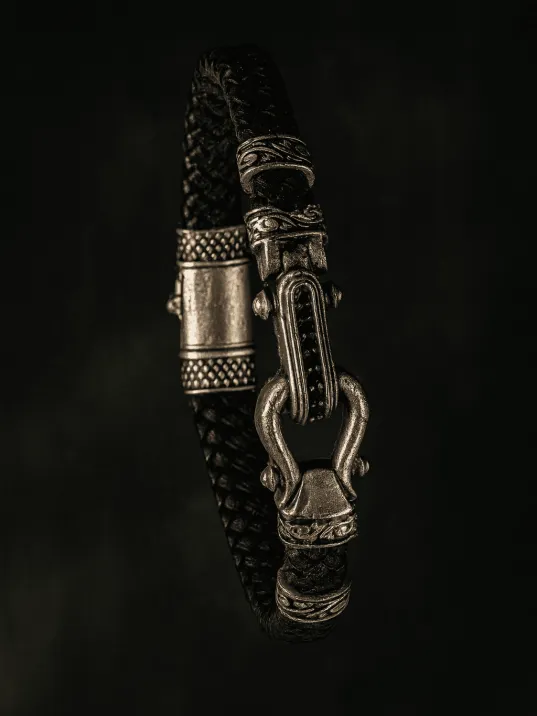 Çapa Kilitli Gümüş Detaylı Siyah Erkek Bileklik – Örgü Deri Tasarım, Etnik Dokulu