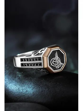 Erkek Gümüş Yüzük - Zirkon Taşlı Osmanlı Tuğrası İşlemeli Erkek Yüzük Erkek Gümüş Yüzük - Zirkon Taşlı Osmanlı Tuğrası İşlemeli Erkek Yüzük