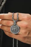 Erkek Gümüş Kolye - Kabartma Aslan Motifli Kalem İşlemeli Kral Zincirli Erkek Kolye Erkek Gümüş Kolye - Kabartma Aslan Motifli Kalem İşlemeli Kral Zincirli Erkek Kolye