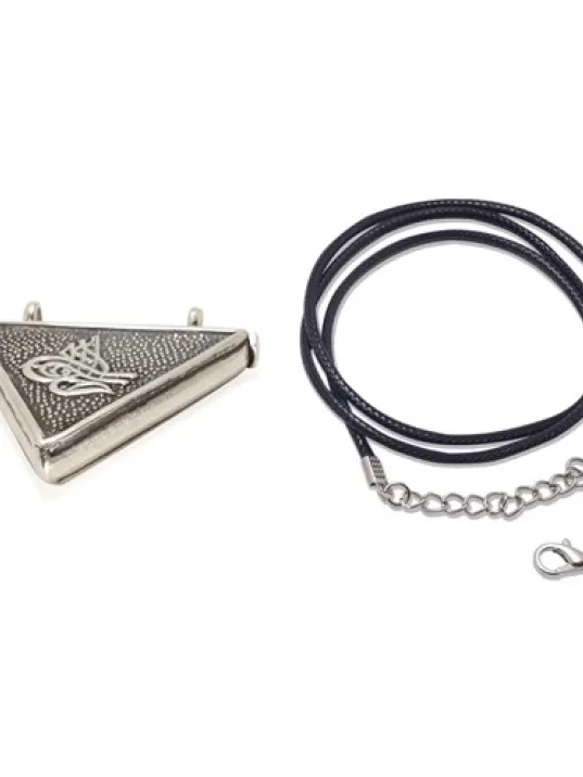 Orta Boy Tuğralı Gümüş Muska Haznesi Deri Kolye Hediyeli Orta Boy Tuğralı Gümüş Muska Haznesi Deri Kolye Hediyeli