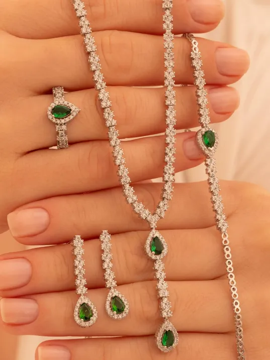 Kadın Gümüş Takı Seti - Lera Zümrüt Taşlı Mekik Model Kolye, Bileklik, Yüzük, Küpe Tam Set Kadın Gümüş Takı Seti - Lera Zümrüt Taşlı Mekik Model Kolye, Bileklik, Yüzük, Küpe Tam Set
