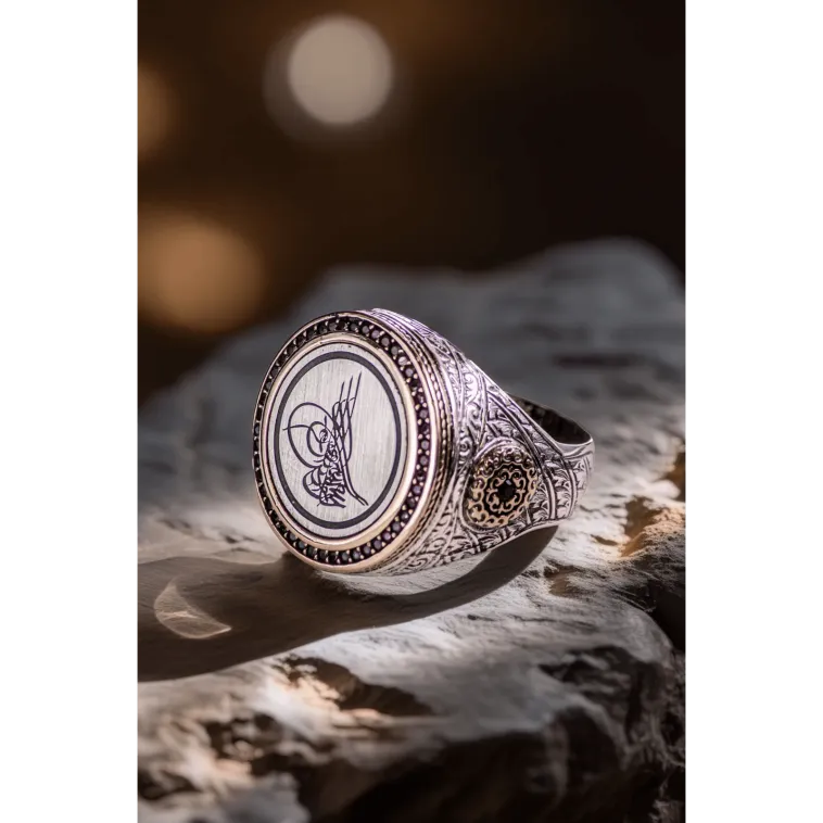 Erkek Sıkma Kehribar Taşlı Osmanlı Tuğrası İşlemeli Nostaljik Model 925 Ayar Gümüş Yüzük Erkek Sıkma Kehribar Taşlı Osmanlı Tuğrası İşlemeli Nostaljik Model 925 Ayar Gümüş Yüzük