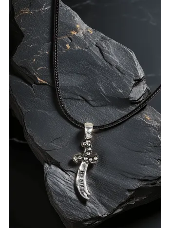 Erkek Gümüş Kolye Ucu - Hz Ali Yazılı Hançer Motifli Oksitli Model Deri Kolyeli 925 Ayar Gümüş