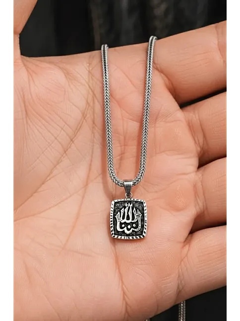 Erkek Gümüş Kolye - Eğimli Kare Model Allah Yazılı Süslemeli Erkek Gümüş Kolye